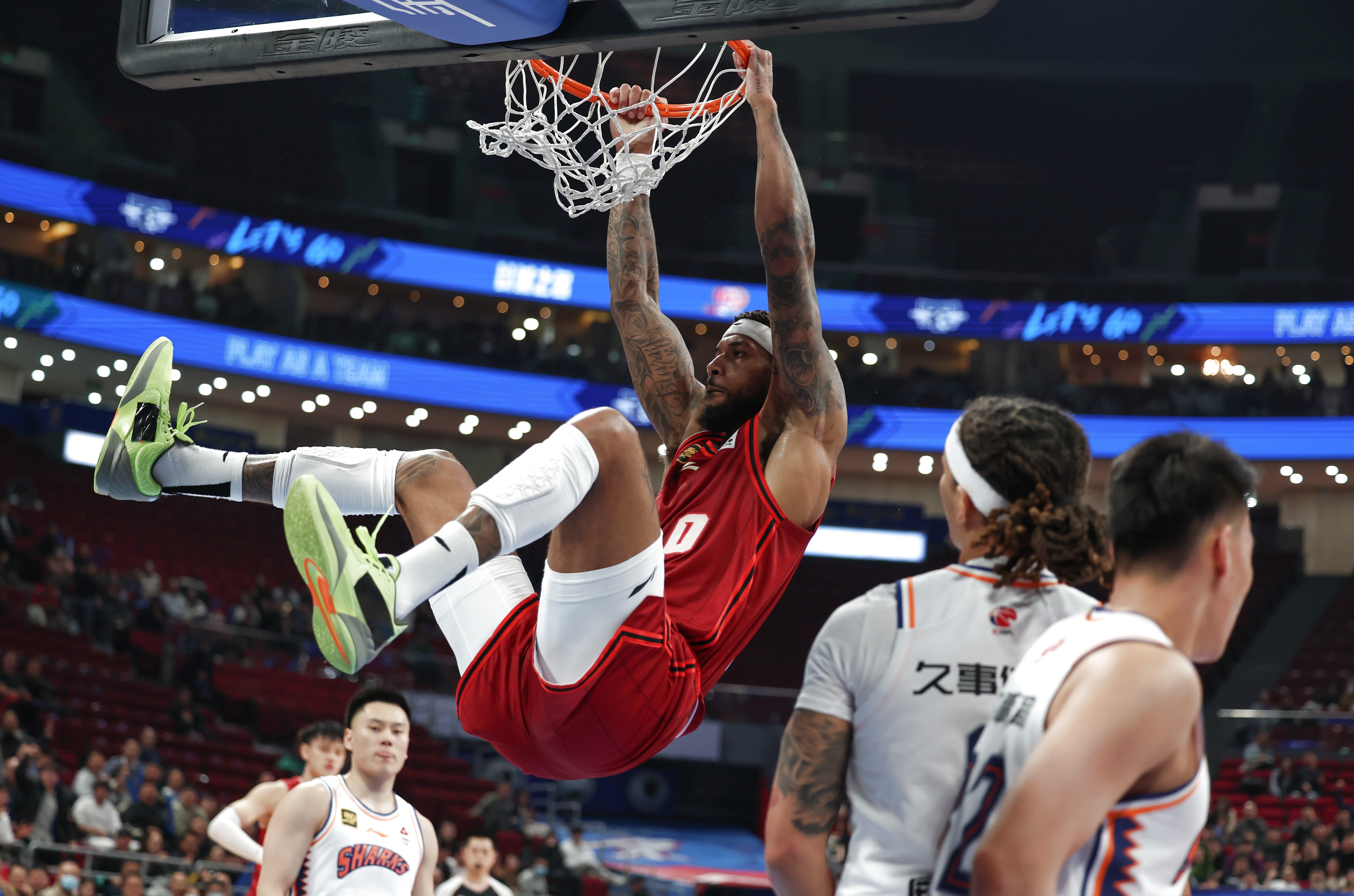  NBA常规赛赛程吃紧，费耶诺德赛后防线松动，引发热议，身体对抗强度拉满