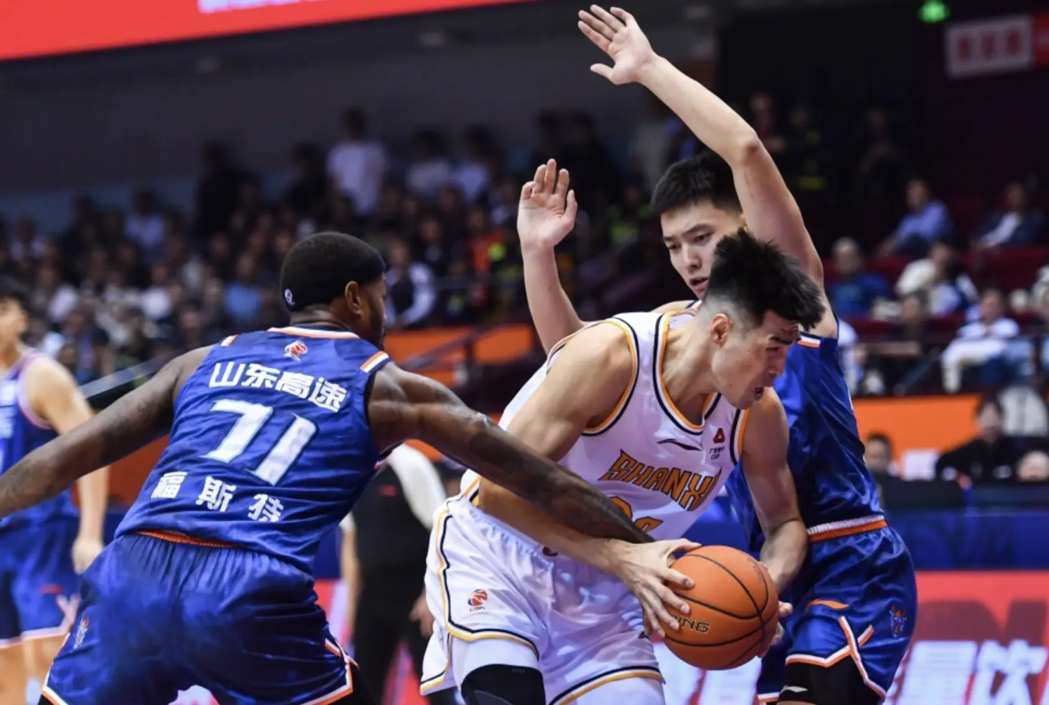  山东男篮关键时刻手感冰凉，志在CBA常规赛名次提升，引发热议，年轻球员得到机会