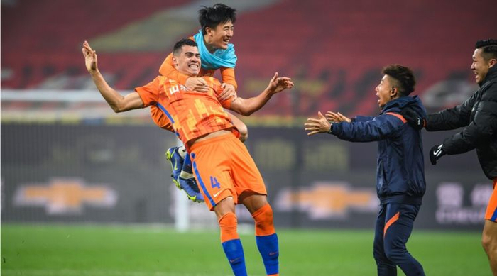 包含集结日武汉三镇调整名单以备德甲；强势反弹环节打磨；质疑声仍在；高层口径保持一致的词条